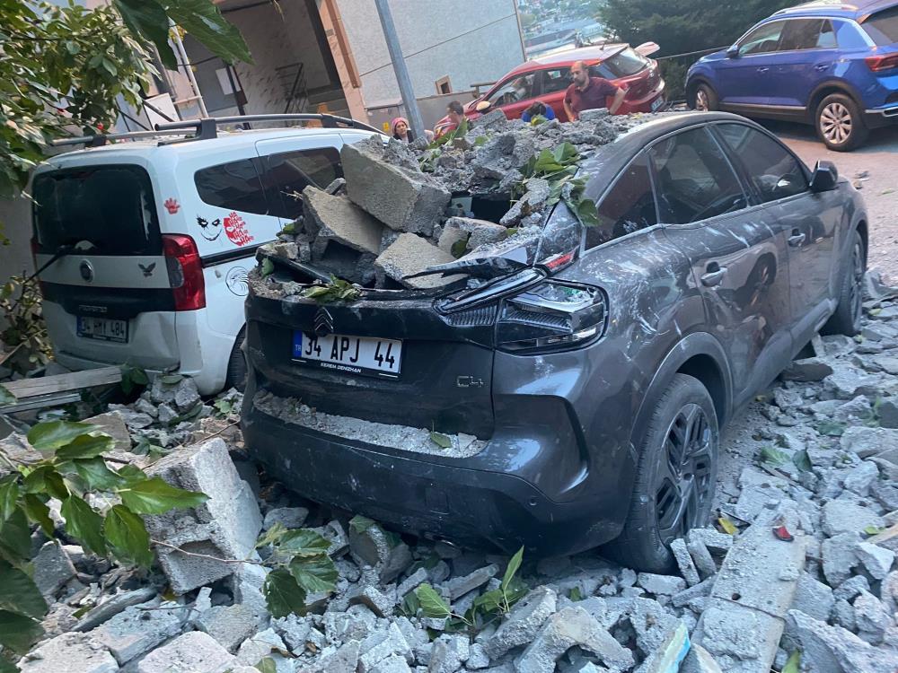 Gecekondu duvarı araçların üzerine çöktü