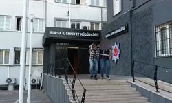 İki otomobil kafa kafaya çarpıştı