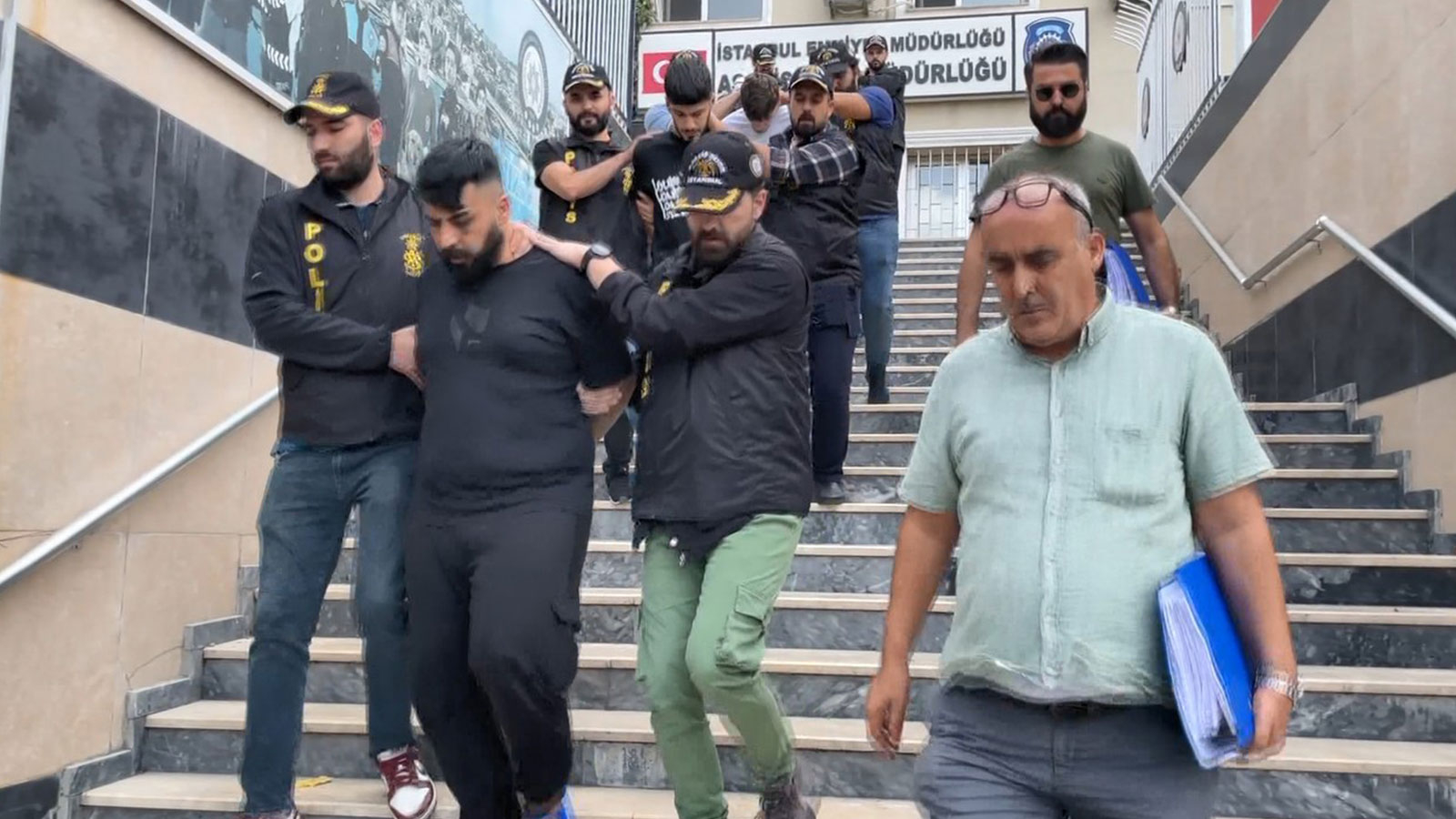 İstanbul Esenyurt'ta bir iş yerine silahlı saldırı düzenleyen kişiler gözaltına alındı