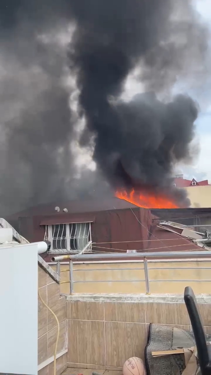 İstanbul'da korkutan yangın: 2 itfaiye eri yaralandı