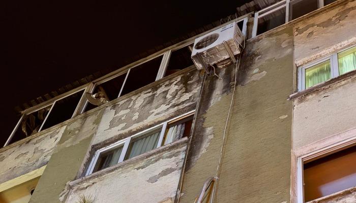 İzmir'de apartmanın çatısında çıkan yangında yaklaşık 100 güvercin telef oldu