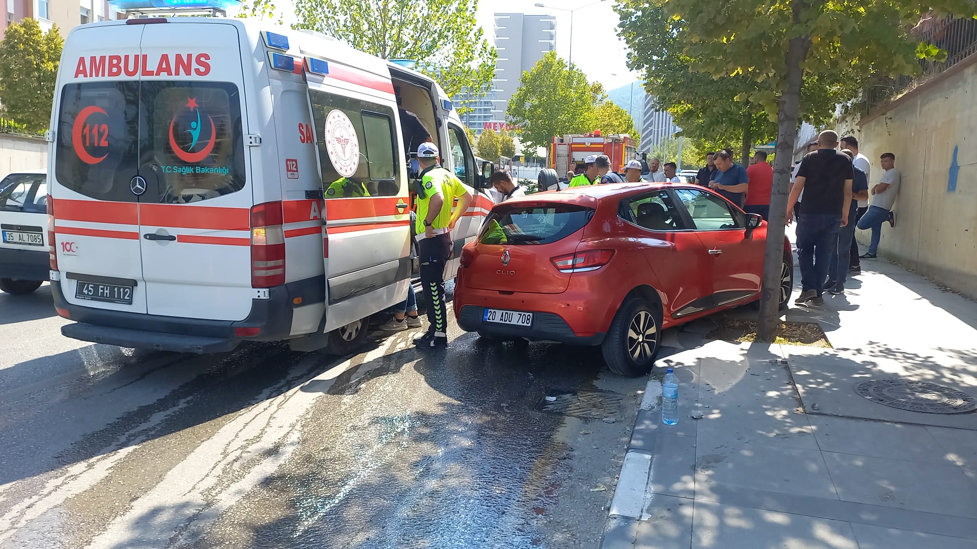 Kavşakta kaza! Otomobile çarpıp takla attı
