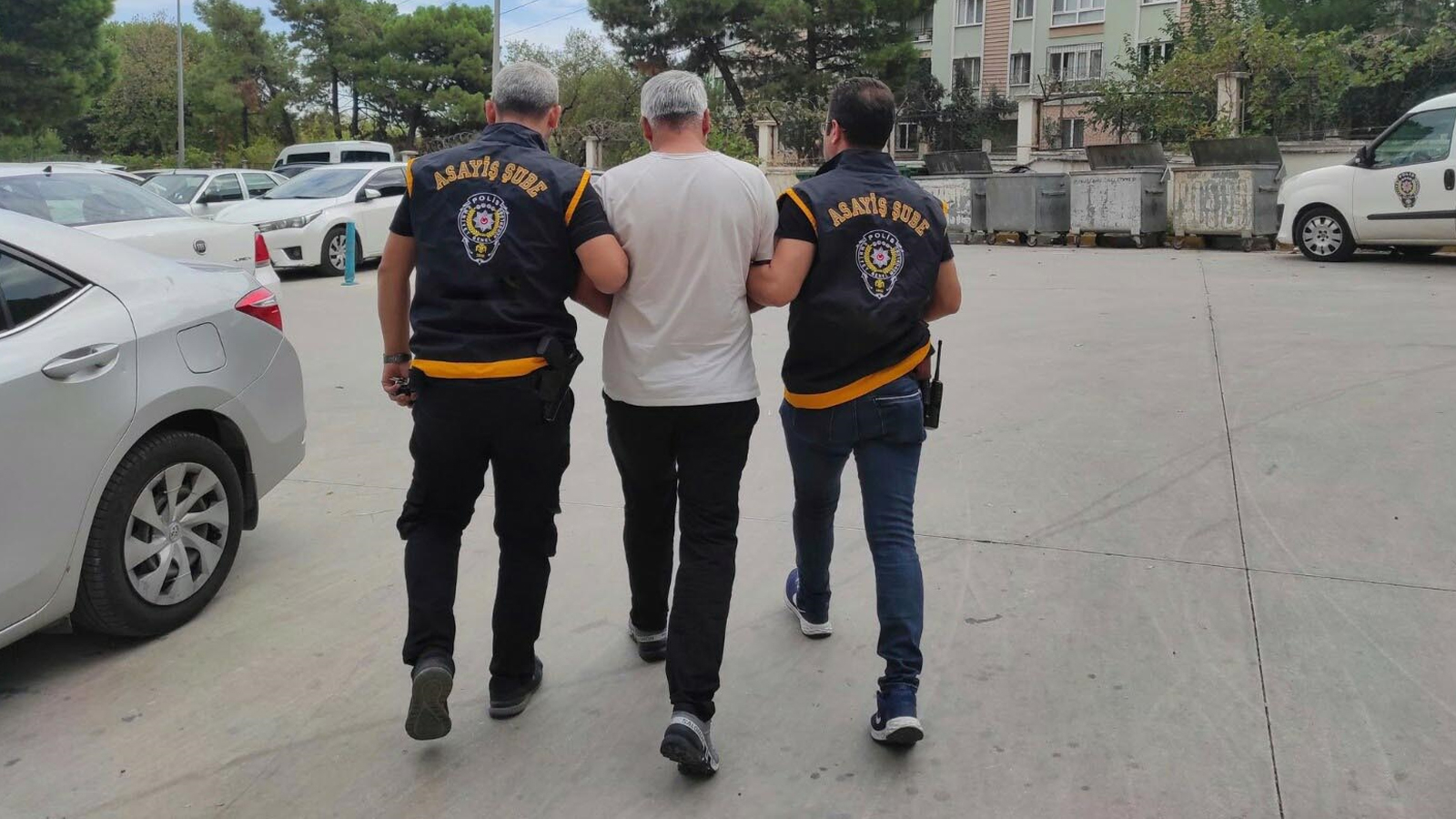 Manisa'da okul müdürüne ateş ederken silahı tutukluk yapan veli, tutuklandı