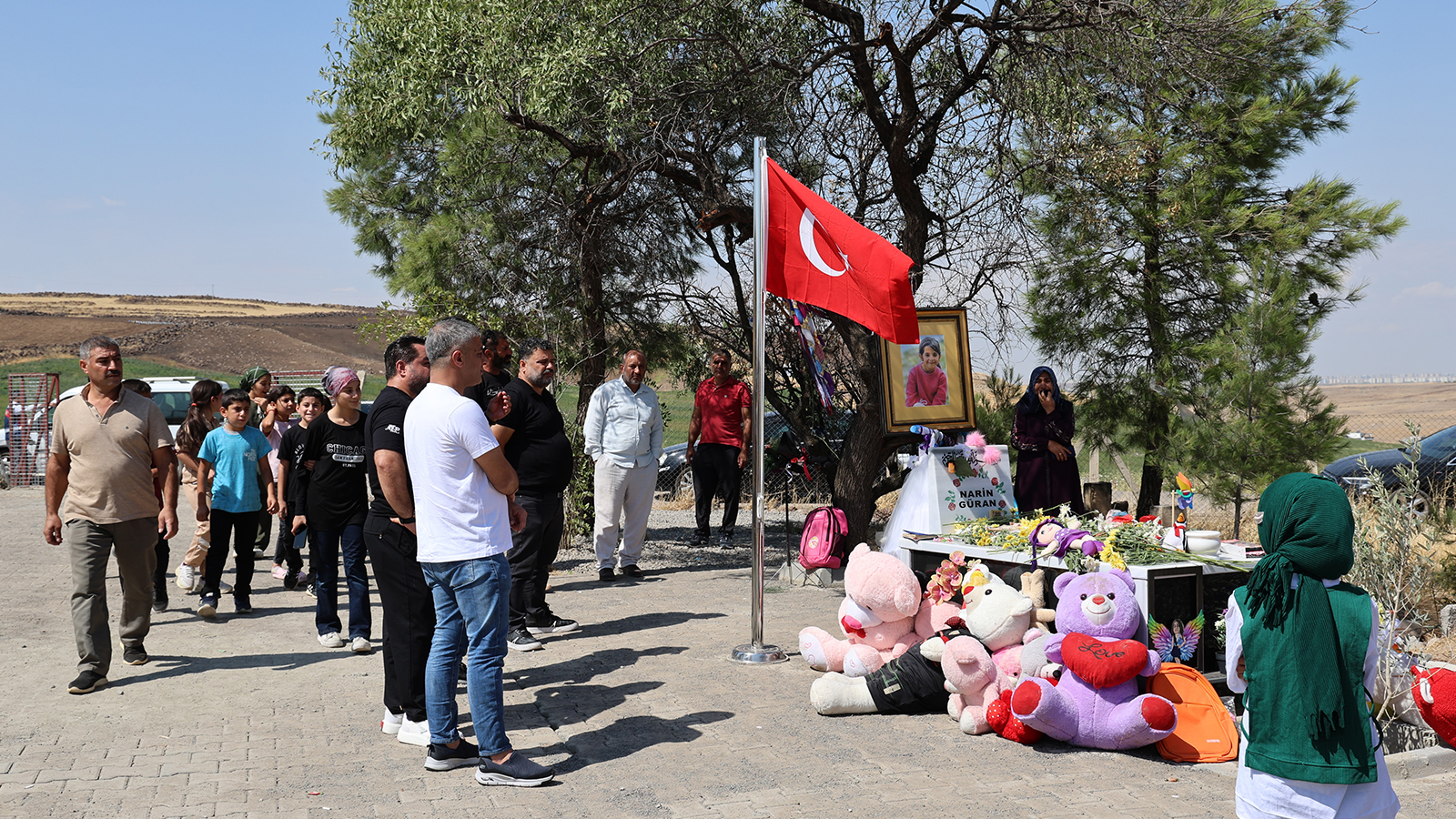 Narin'in mezarına ziyaretçi akını: Türkiye'nin dört bir yanından vatandaşlar geliyor