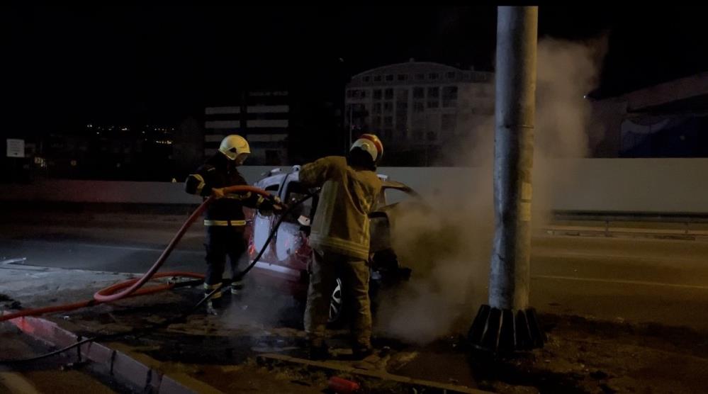 Refüje dalan sürücü camdan fırladı, araç alev topuna döndü