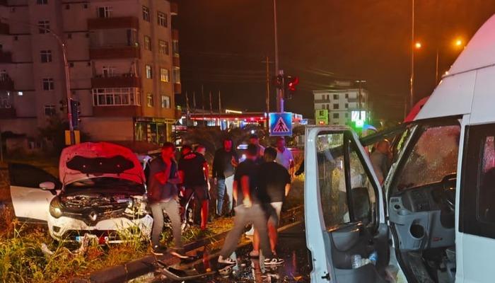 Samsun'da minibüs ile otomobilin çarpışması sonucu 5 kişi yaralandı