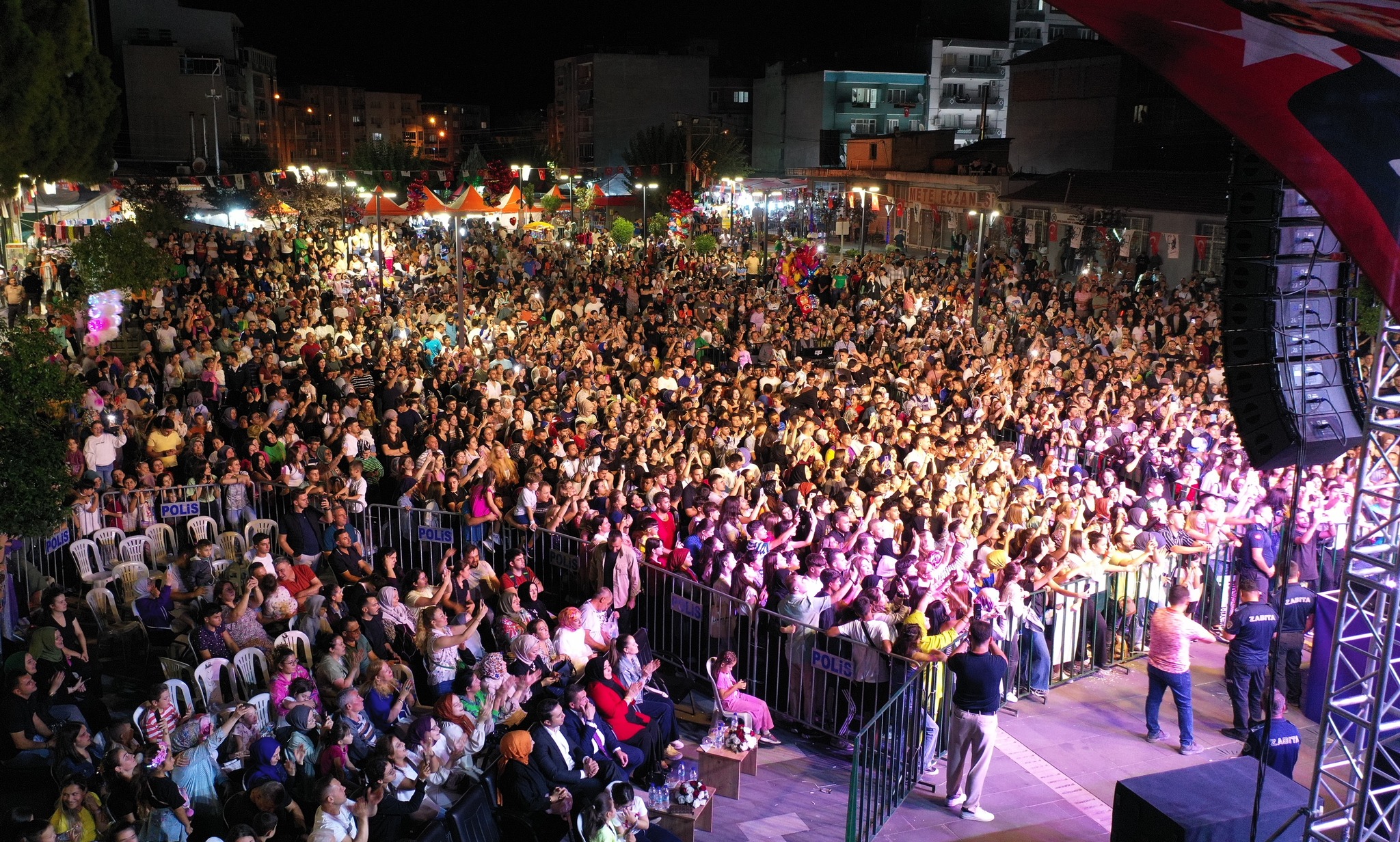 Saruhanlı’da konser geçidi! İlçe halkı festivale doyuyor…