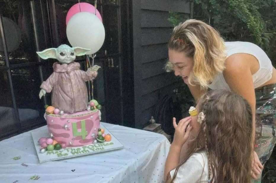 Süper model Gigi Hadid kızının yaş günü partisinden samimi anları paylaştı