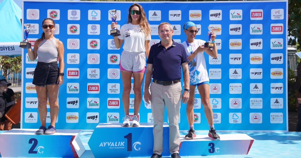 Uluslararası Ayvalık Kurtuluş Yarı Maratonu koşuldu