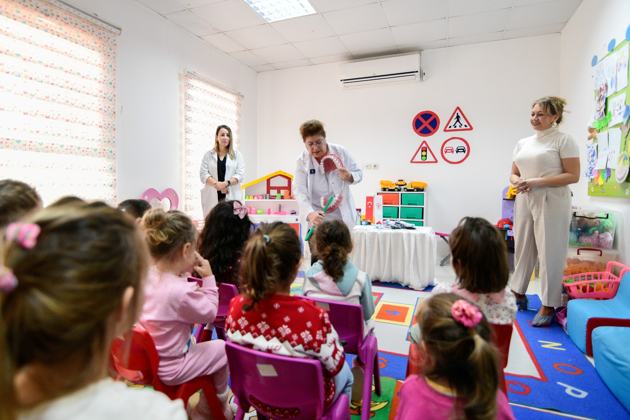 En tatlı gülüşlerin keyfi kaçmasın diye: Bornova’da miniklere diş sağlığı eğitimi