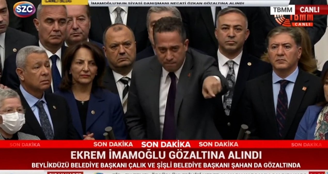 Meclis'te tarihi görüntü... CHP'li vekiller kürsüye çıktı: Genel Kurul kapatıldı