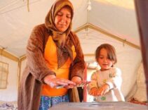 35 derecelik sıcakta sobayla ısınıyorlar! '10 derecenin altına düşüyor'