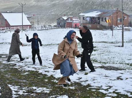 4 kentte etkili oldu! Temmuz ayında kar topu oynadılar: Görülmemiş bir şey yaşadık