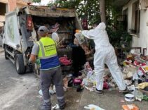 7 yılın çöpü temizlendi! 4 kişinin yaşadığı kötü kokulu ev kamyonlarla tahliye edildi