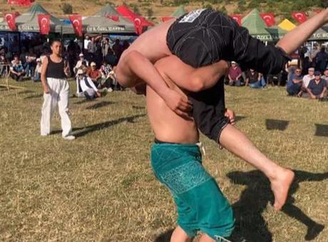 Acısu Bayramı’nda pehlivan rakibini karıştırdı! Meydan kahkahaya boğuldu