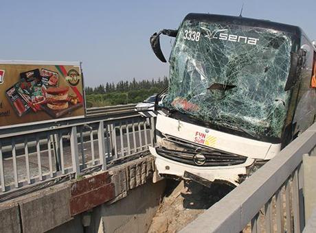 Antalya'da tur otobüsü köprü bariyerleri arasında sıkıştı