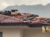 Artvin'de fırtına vurdu! Bazı evlerin çatıları uçtu