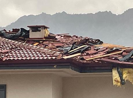 Artvin'de fırtına vurdu! Bazı evlerin çatıları uçtu