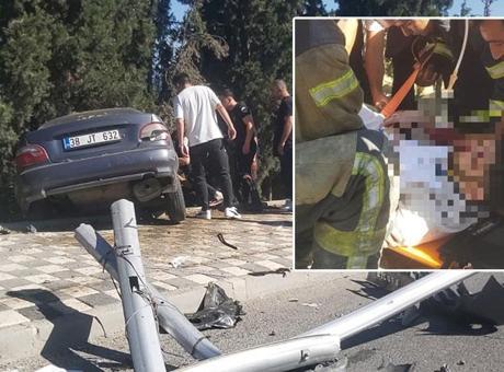 Aydınlatma direğine çarpan otomobil, kaldırımda asılı kaldı
