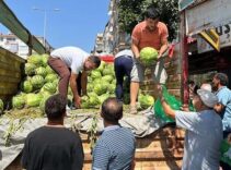Babasının ölüm yıldönümünde 1 kamyon karpuz dağıttılar: Kapış kapış gitti