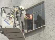 Bahçelievler'de binada yangın: Mahsur kalan 3 kişinin kurtarılma anı kamerada