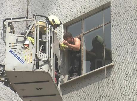 Bahçelievler'de binada yangın: Mahsur kalan 3 kişinin kurtarılma anı kamerada