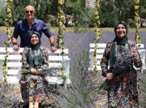 Eşi için şehir hayatını bırakıp köye yerleşti! 1 dönümlük bahçe hayatlarını değiştirdi