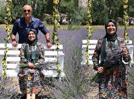 Eşi için şehir hayatını bırakıp köye yerleşti! 1 dönümlük bahçe hayatlarını değiştirdi