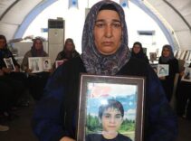 Evlat nöbetindeki anne: Cansız fotoğraflara değil, çocuklarımıza sarılmak istiyoruz