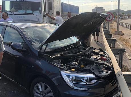 Geyve Belediye Başkanı Yıldız ile beraberindeki 3 kişi trafik kazasında yaralandı