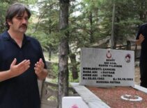 Haberlerden etkilendi! 8 yılda 81 ili dolaştı, 8 bin mezarını ziyaret etti