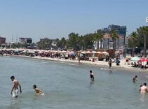 İstanbul yanıyor! Termometreler tavan yaptı, vatandaş denize akın etti