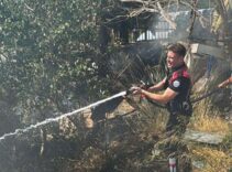 İstanbul'da yüreklerin ağza geldiği an! Ağaçlık alandaki yangına jet müdahale