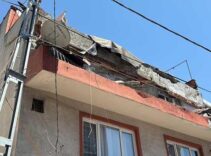 Kâğıthane’de faciadan dönüldü! 3 katlı binanın balkonu çöktü