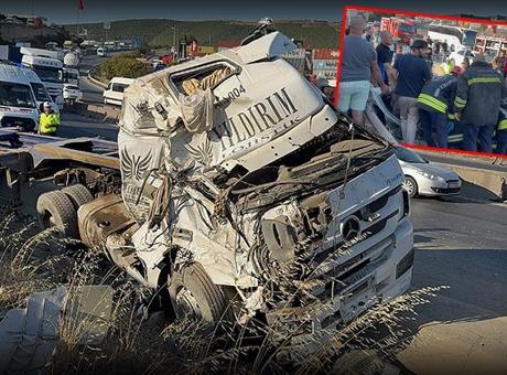 Kocaeli'de korkunç kaza! 3 araç birbirine girdi! 5 ölü, 1 yaralı