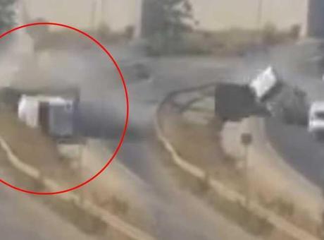 Konteyner aracın üzerine düştü, 5 kişilik aile yok oldu! Korkunç kazada yeni görüntü