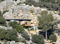 Mühürlü yapıyı kiraya vermiş! İngilizin kaçak villasının yıkımına 'borç' engeli