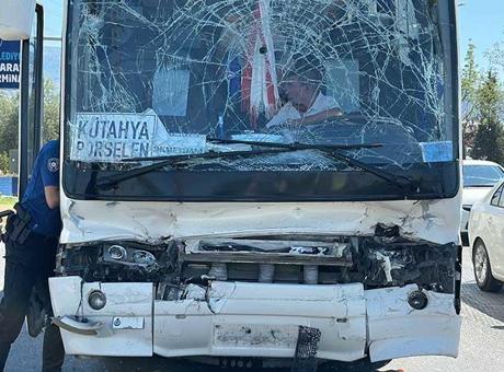 Servis otobüsü, akaryakıt tankerine çarptı! Çok sayıda yaralı var