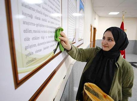 Üniversitede temizlik personeliydi, YKS’de derece yaptı: Doktor olmak istiyorum