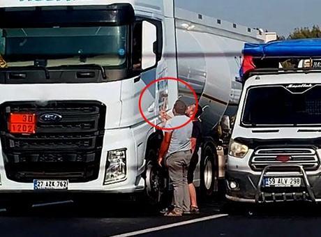 Adana'daki yol kavgası dehşete düşürdü! Elinde baltayla TIR şoförünü tehdit etti