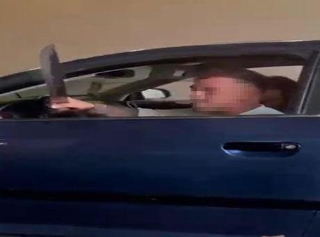 Görenleri dehşete düşürdü! Ankara'da protokol yolunda elindeki kılıcı camdan savurdu