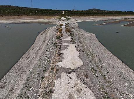 İzmir'de barajda su seviyesi düştü, eski İzmir-Çeşme kara yolu ortaya çıktı