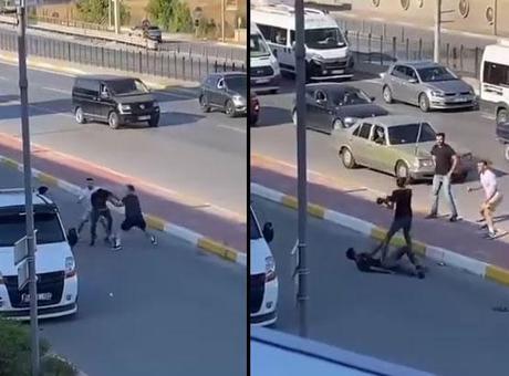 Trafiğin ortasında birbirine girdiler! Çekiçler, sopalar havada uçuştu