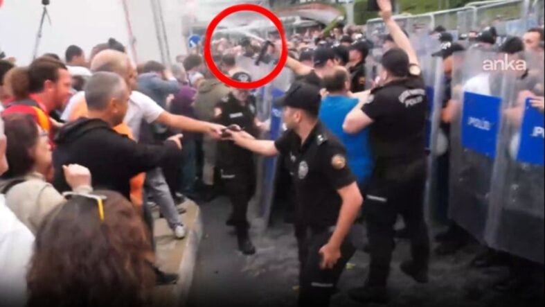 Son dakika: CHP İl Binası önünde biber gazlı müdahale