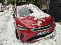 Çatıdan kopan kar kütlesi otomobili ezdi: Büyük hasar kamerada