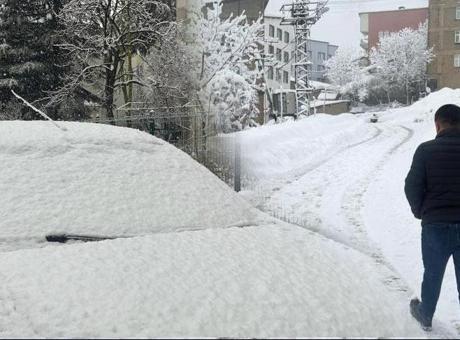 Evler kara gömüldü, ulaşım sağlanamıyor! Kar kalınlığı 1,5 metreyi geçti