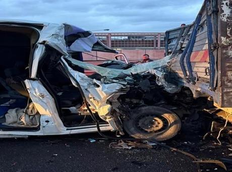 Kocaeli'de feci kaza! Servis minibüsü kamyona çarptı: 1 ölü