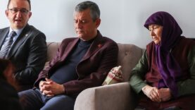 CHP lideri Özgür Özel, öğretmen Fatma Nur Çelik’in ailesine taziye ziyaretinde bulundu