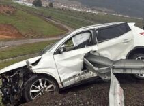Bariyer otomobile ok gibi saplandı! Ölü ve yaralılar var