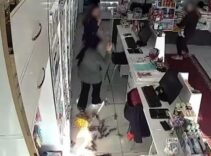 Kayseri'de bir kadın, eczaneye taşla saldırdı